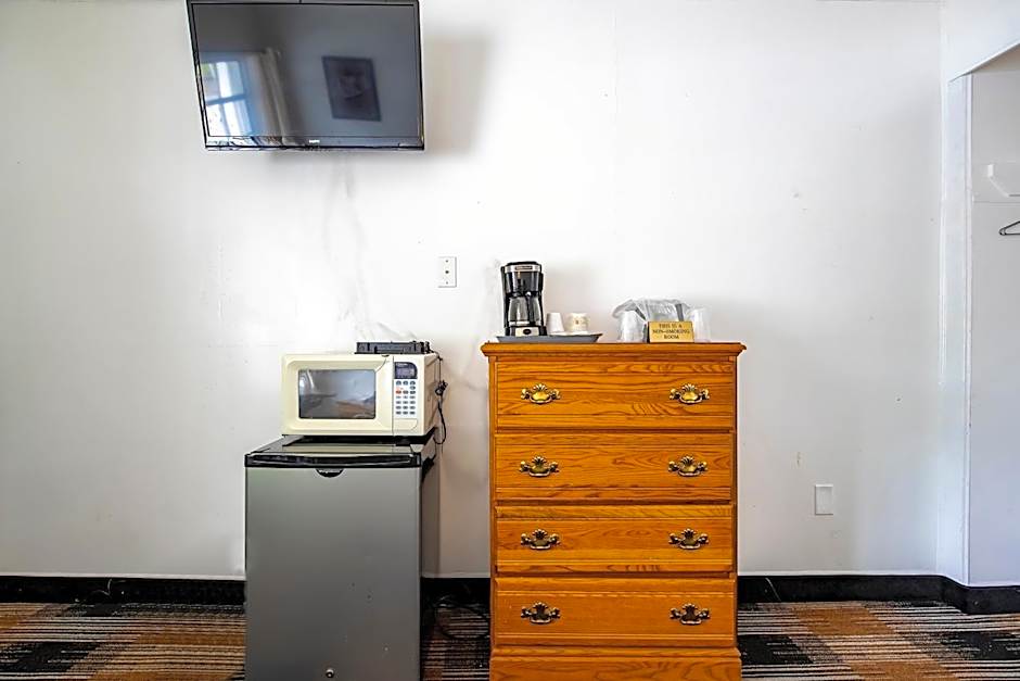 Lloyd's On The River Country Inn By OYO