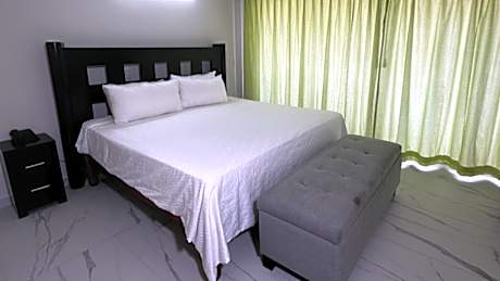 STANDARD MOUNTAIN VIEW KING WITH BALCONY