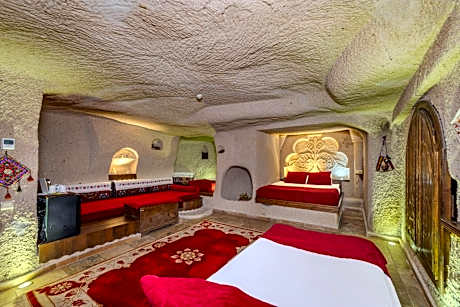 Deluxe Cave Family Suite