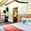 LOGE Westport