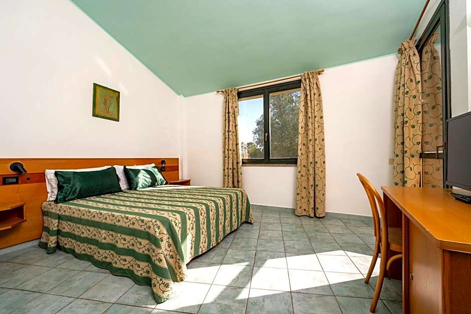 Hotel with swimming-pool in Arborea just 600 meters from the sea