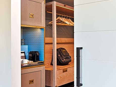 1 King Bed 1 Bedroom Corner Suite-City View