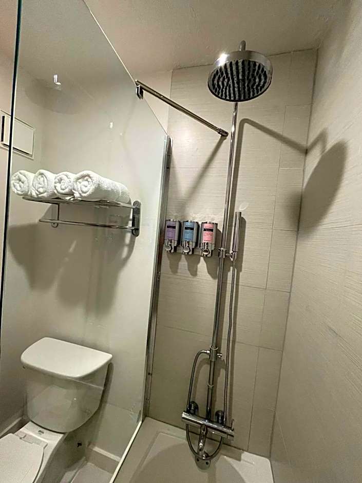 Newly Room in cozy hotel with Super location to the Parks