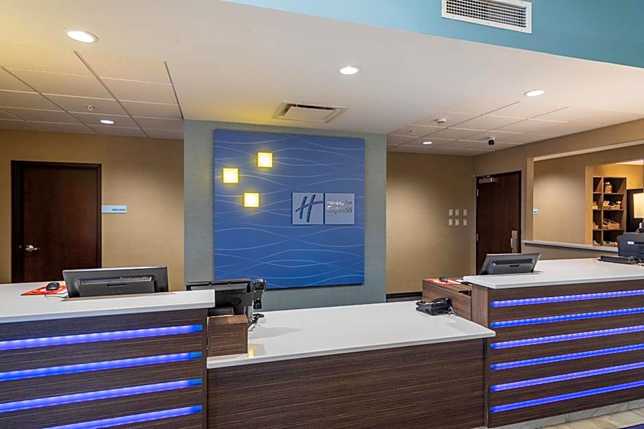 Holiday Inn Express Golden-Kicking Horse By IHG