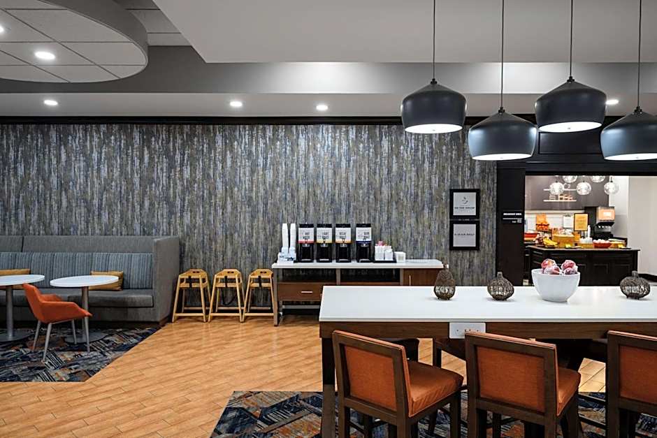 Hampton Inn By Hilton Evansville Airport
