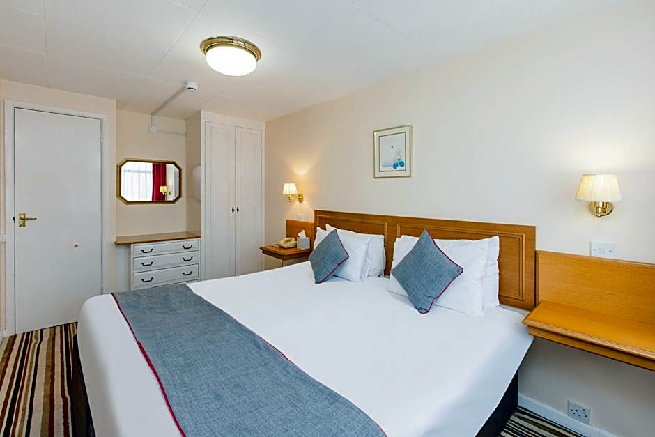 OYO Stade Court Hotel