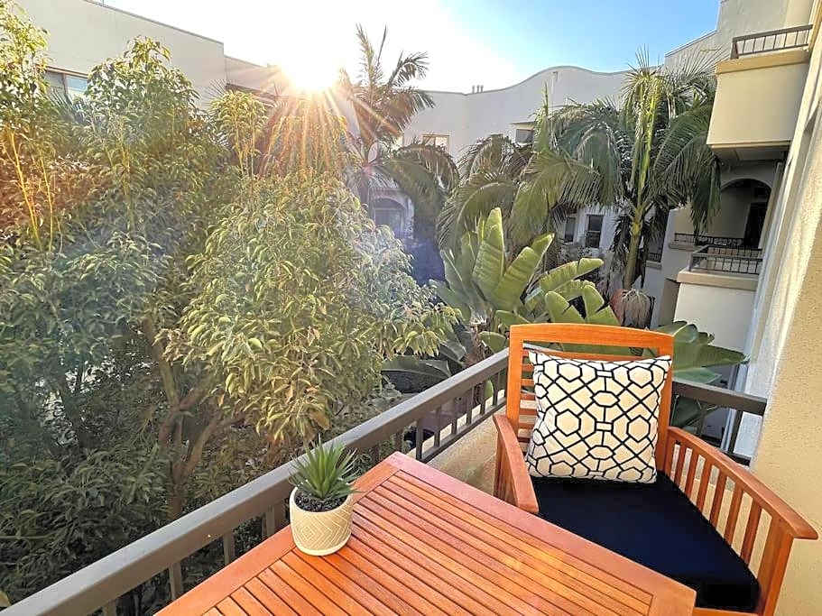 Cozy 2 Bedroom 2 Bathroom Condo with Pool, Gym, Spa