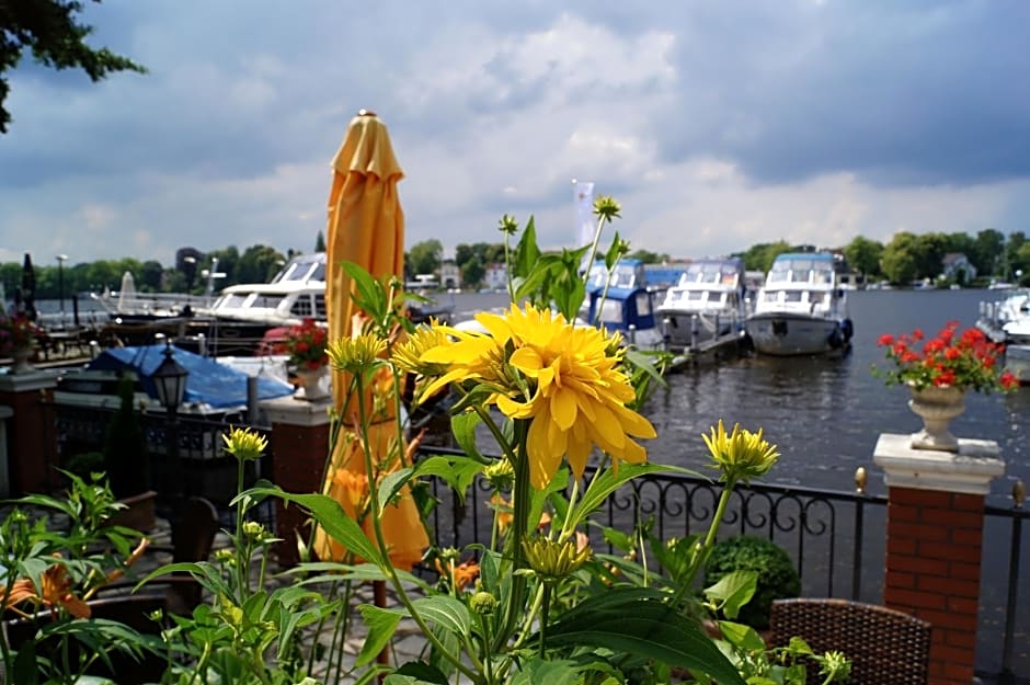 Yacht- , und Reisemobilhafen "Historisches Fährhaus" Wendenschloss