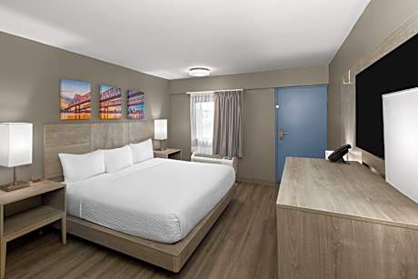 King Room with Mobility/Hearing Access and Roll-In Shower, Non-Smoking