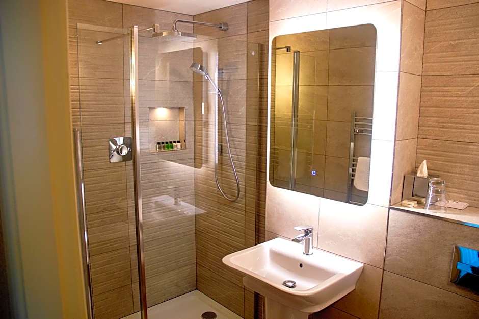 Hollytree Hotel and Swimming pool