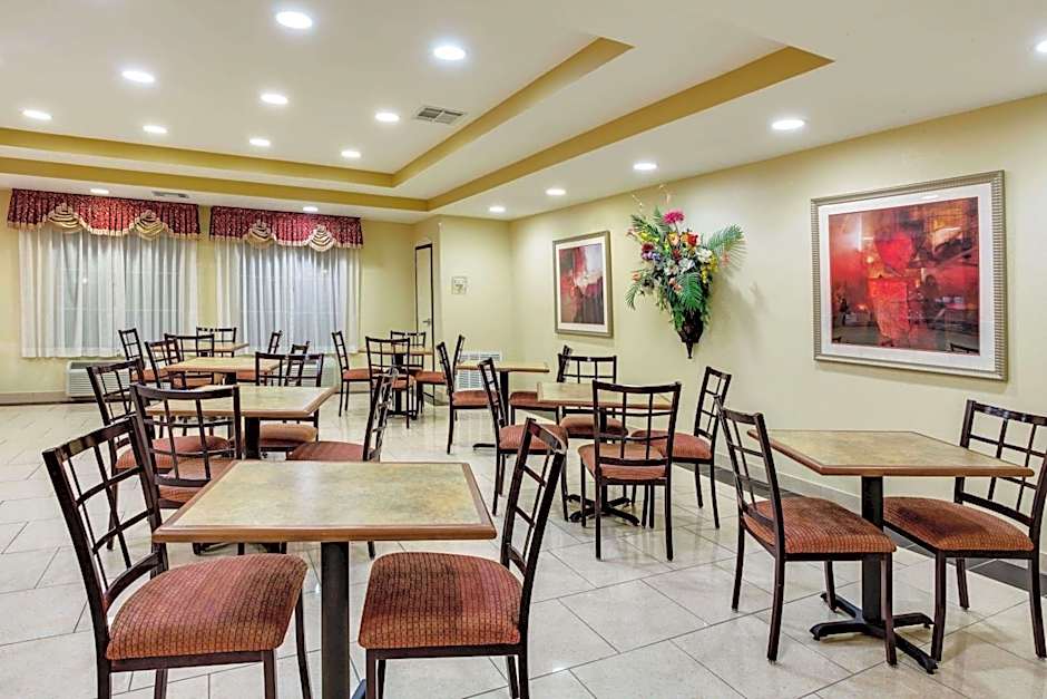 La Quinta Inn & Suites by Wyndham Canton