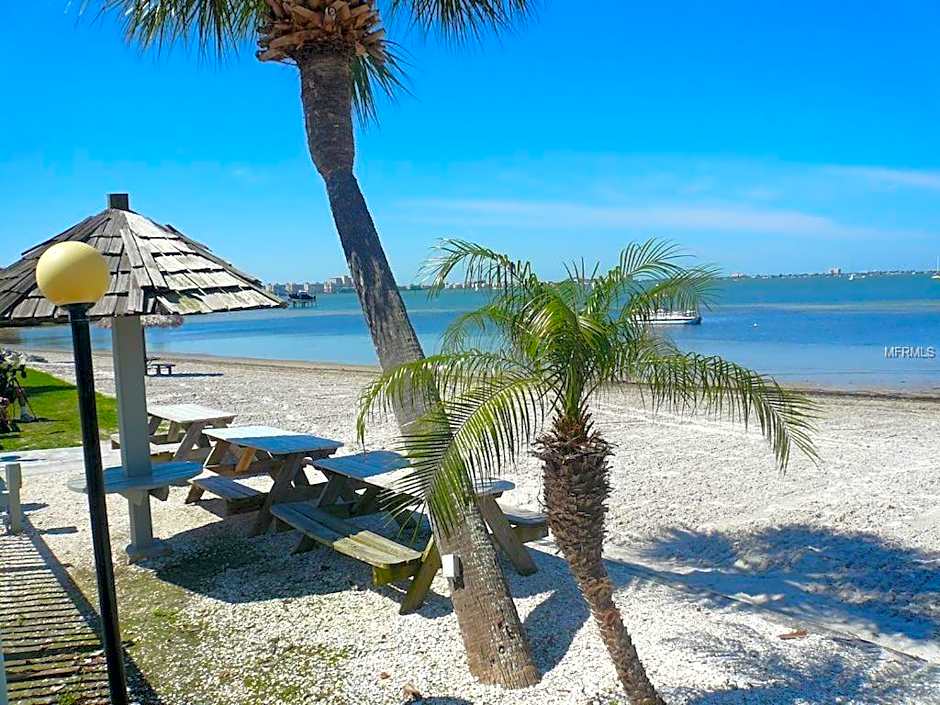 Walk to the Sand, Pool & Hot Tub Waterfront Oasis