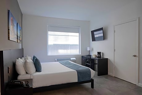 1 King Bed, Mobility/Hearing Accessible Room, Roll-In Shower, Non-Smoking