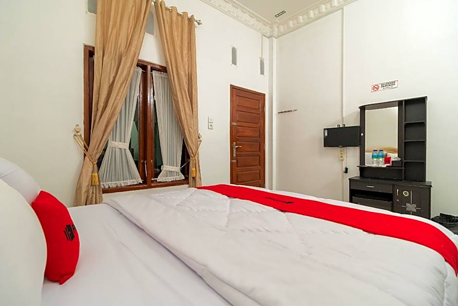 RedDoorz Syariah near Universitas Putra Indonesia Padang