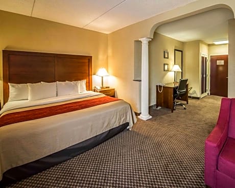 2 King Beds, Business Room, Suite, Nonsmoking, Upgrade