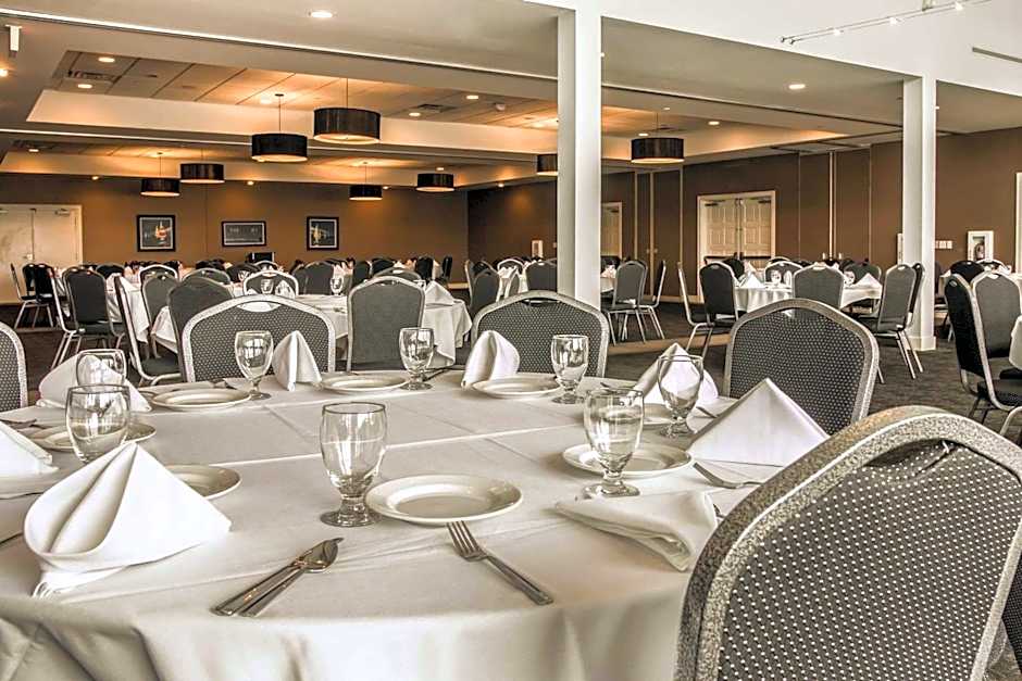 Shoreline Inn & Conference Center, an Ascend Collection Hotel