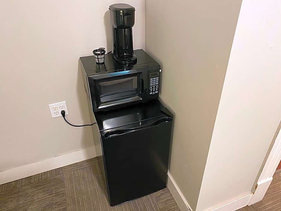 Twin Lakes Creamery, Grill & Inn