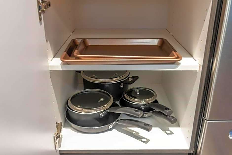 Paid Garage Parking- King Bed-balcony Wd 55" Tv