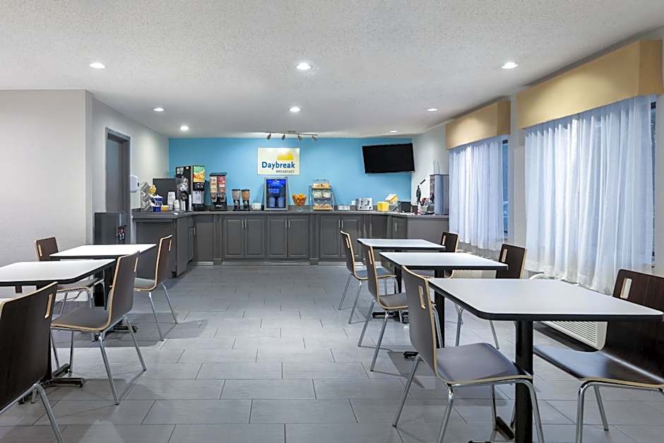 Days Inn and Suites by Wyndham Kansas City South