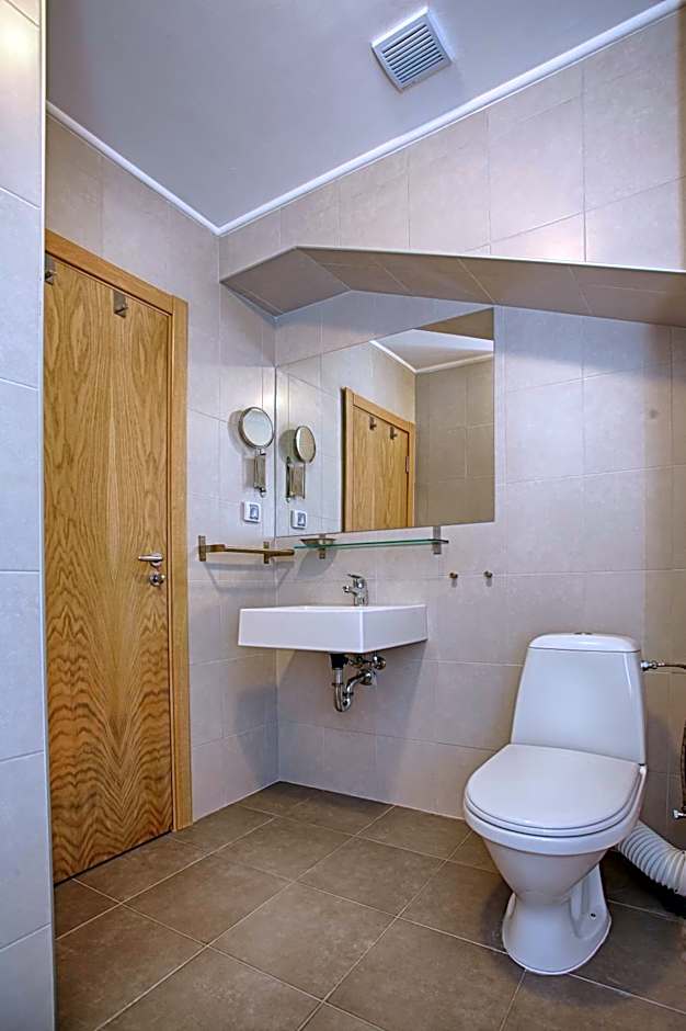 Executive Rooms and Suites Play