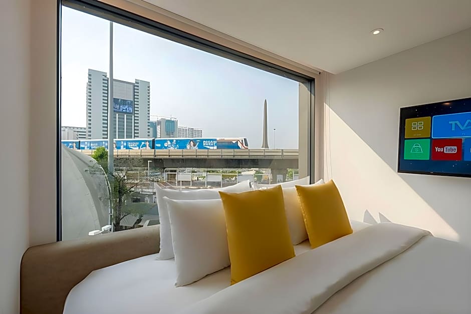 YELLO ROOMS Victory Monument