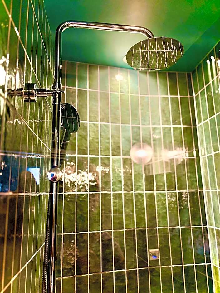 ROOMS AT THE QUAYSIDE - stylish en-suite rooms on Poole Quay all fully refurbed