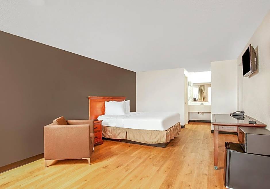 OYO Hotel Centralia - 2 mi from Providence Centralia Hospital