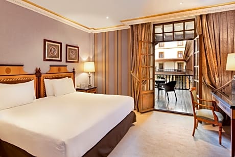 Premium Room with Terrace and views of the Patio de la Reina