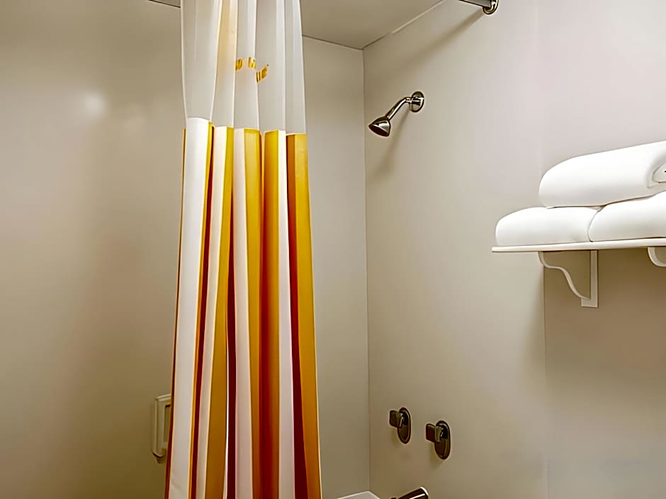 La Quinta Inn & Suites by Wyndham New Orleans Veterans