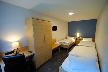 Family Room (5 People) 1 double/3 single beds