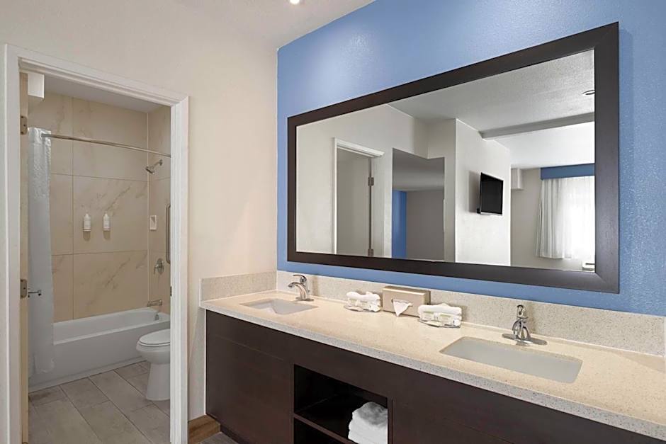 Travelodge Inn & Suites by Wyndham Anaheim on Disneyland Dr