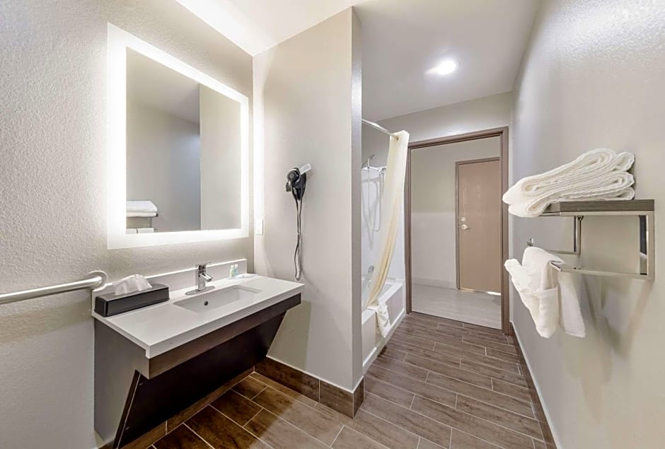 Quality Inn & Suites North Mesquite I-30