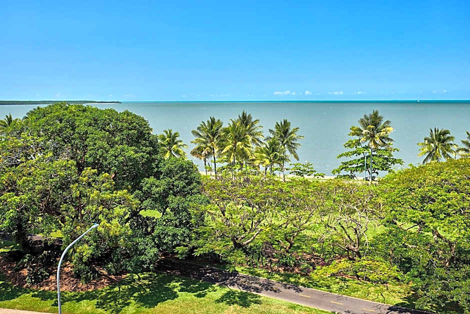 Cairns Harbourside Hotel