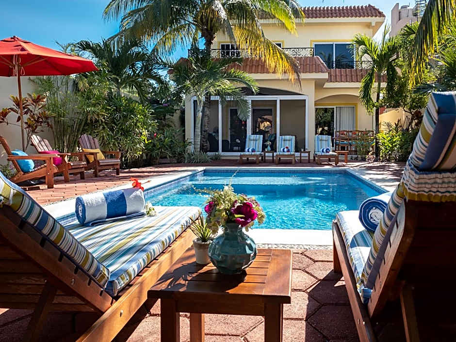 Casa Zarah - Hacienda Family Home - Pool and 2-Block to Beach