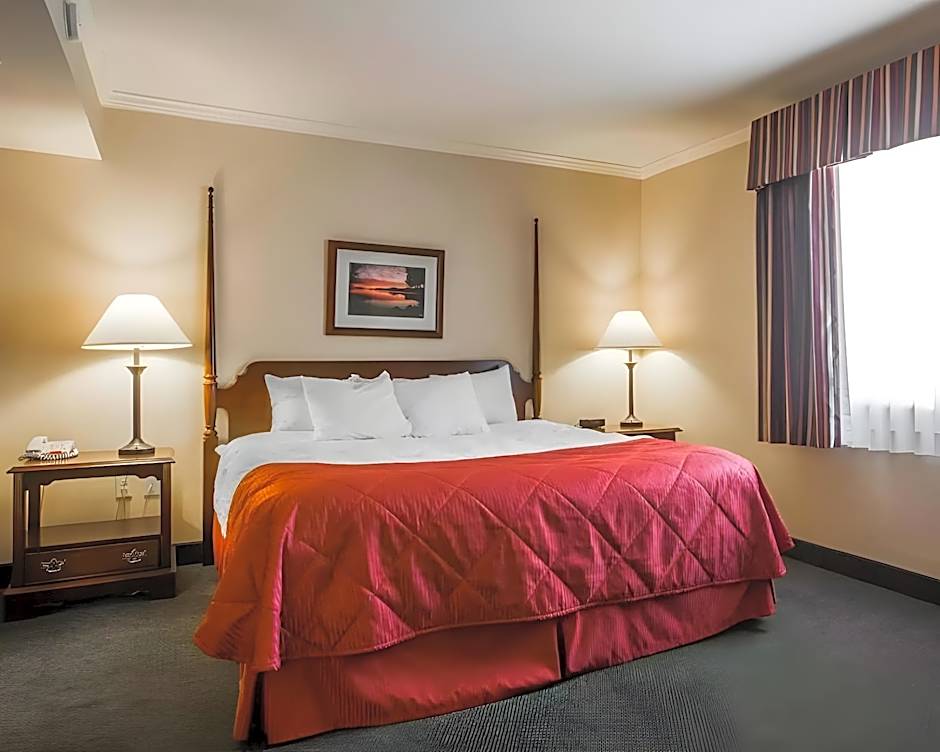Clarion Inn & Suites At The Outlets Of Lake George