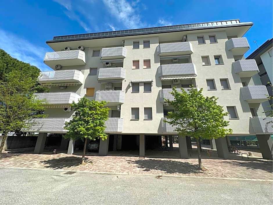 One-bedroom flat with balcony and AC