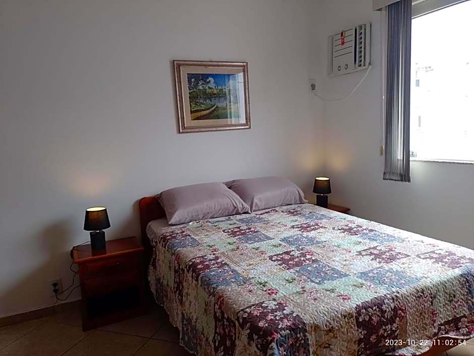 PRIME Beach e Praia do Forte a Pé e Polo Gourmet com carro no estacionamento.