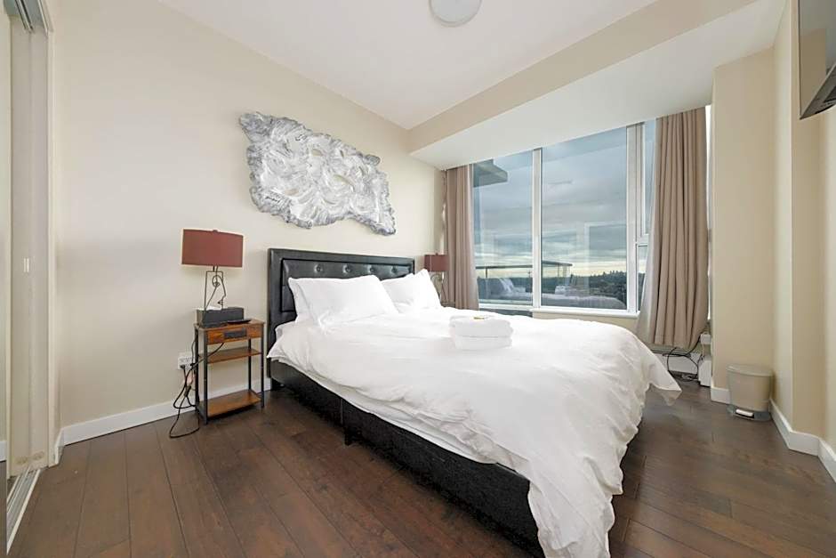 Sub-Penthouse Apartment with Jacuzzi Pool & Sauna