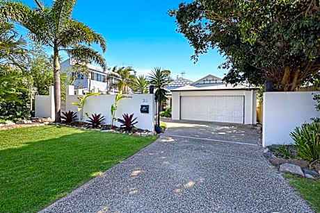 Pacific Palms ~ Family Home close to Beach, Pool