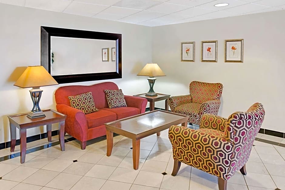 Days Inn & Suites by Wyndham Laurel Near Fort Meade
