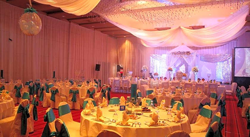 Pinnacle Hotel And Suites