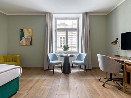 Extra Large Studio with Kitchenette and Bathtub