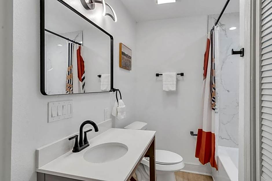 Mid-city Muse W Pool -spacious 5br Minutes To Fq
