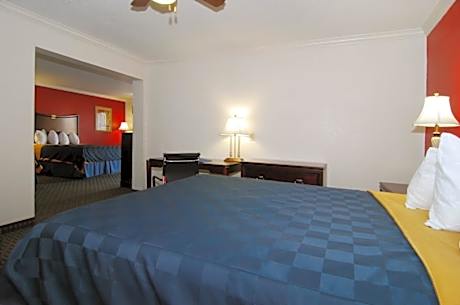 3 Queen Beds-Sofa-Nonsmoking-Free Wifi- Microwave-Minifridge-Coffeemaker-Hairdryer-Two