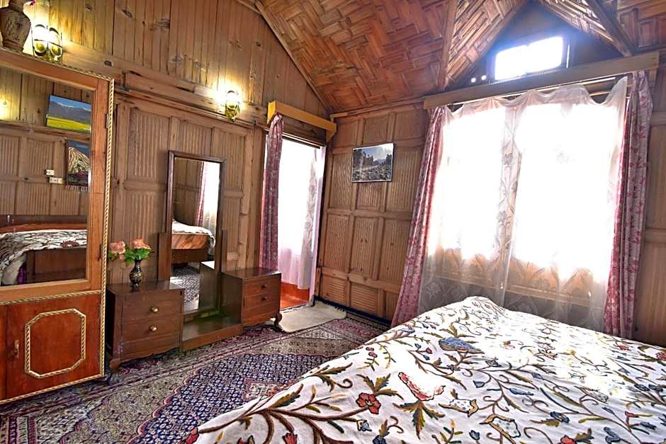 Golden Hopes Group of Houseboats