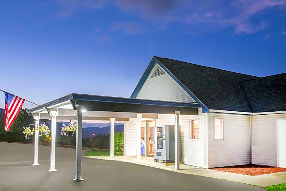 Travelodge by Wyndham Lake George NY