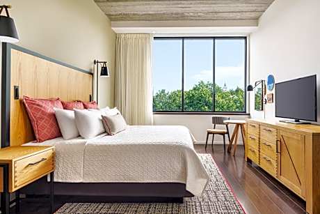 Deluxe King Room - Hearing Accessible/Non-Smoking
