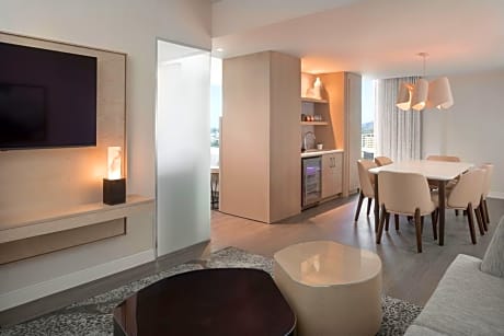 Executive King Suite with Sofa Bed - Mobility Accessible w/Tub