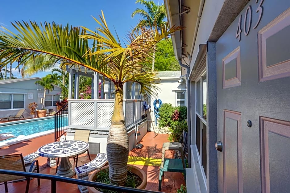 Richard's Motel Courtyard