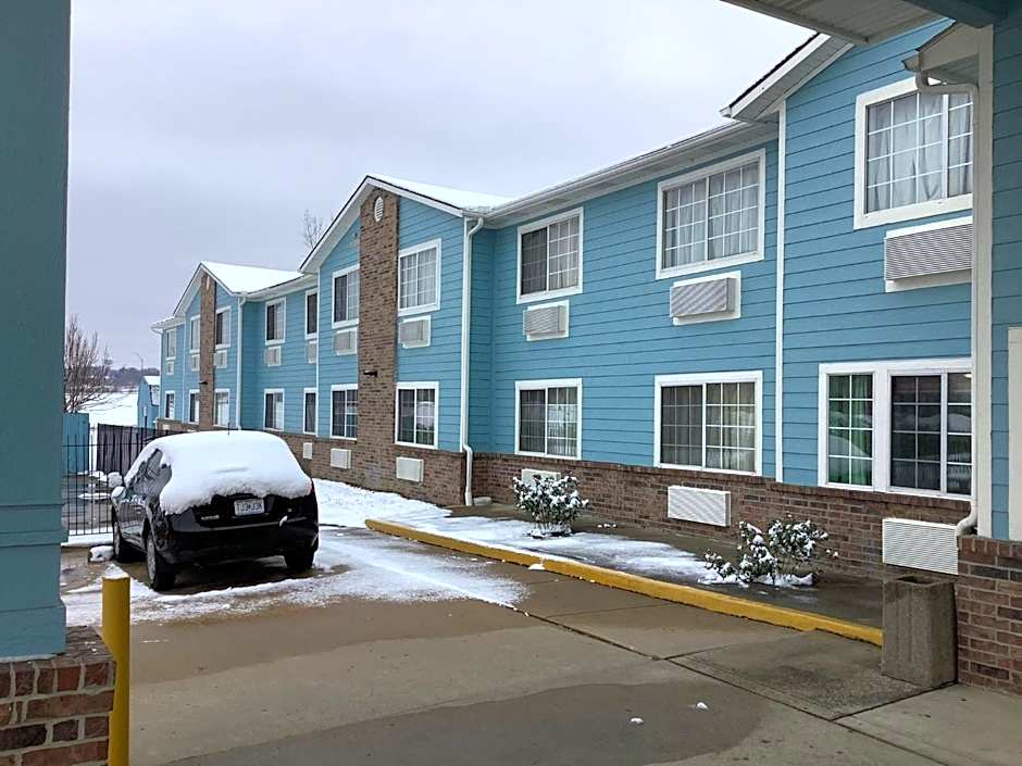 Super 8 by Wyndham Riverside/Kansas City